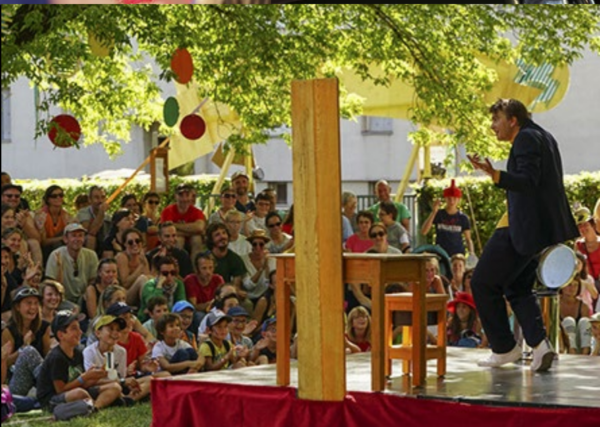 27 juillet 17h. Spectacle de théâtre d’objet, clown, danse et musique A tiroirs ouverts par la compagnie Le Majordome.