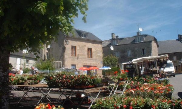 Marché festif : guitare et chant, clown et musique de l'est avec accordéon clarinette